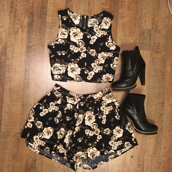 FORA 2-Piece Short Set - Picture 2 of 6